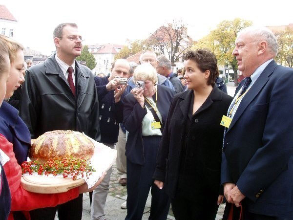 CIC Member Romuald Hejna’s Philanthropic Return to His Ancestral Town in Poland, 2008